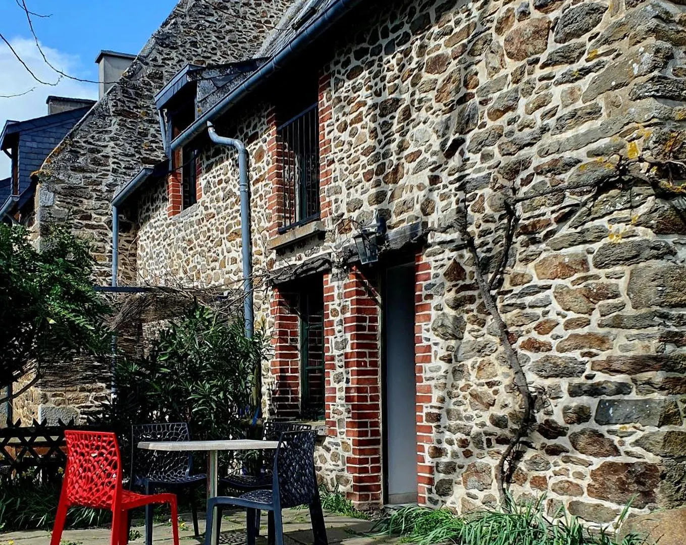 L'Auberge De La Porte Saint-Jouan-des-Guerets Inn